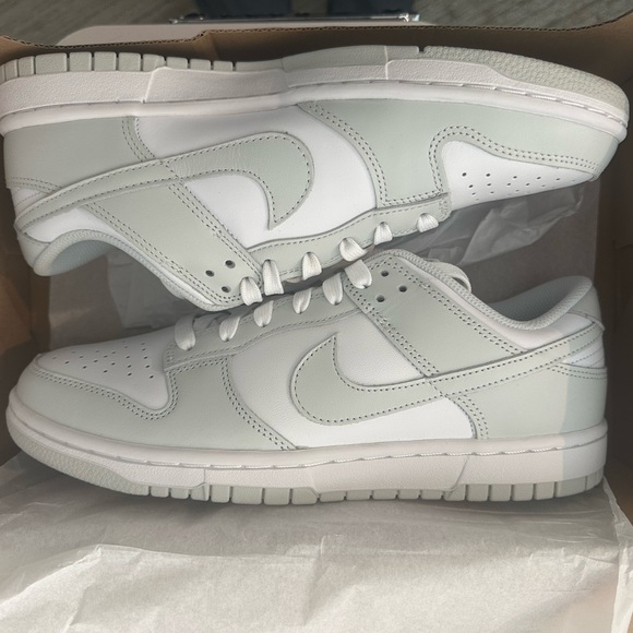 Women’s Nike Dunk Low white/photon dust size 10 - Picture 3 of 4
